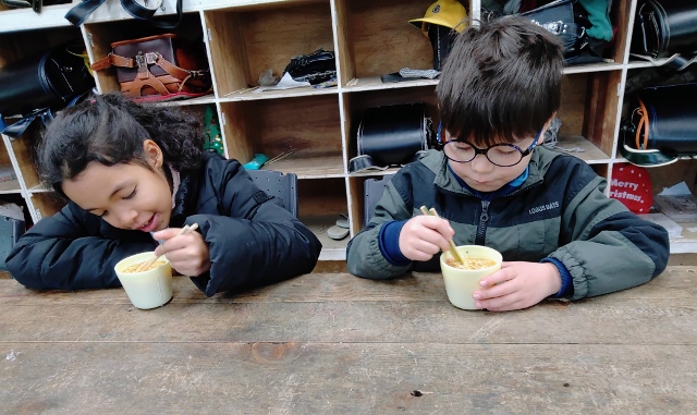 短い箸を作ってラーメンを食べる