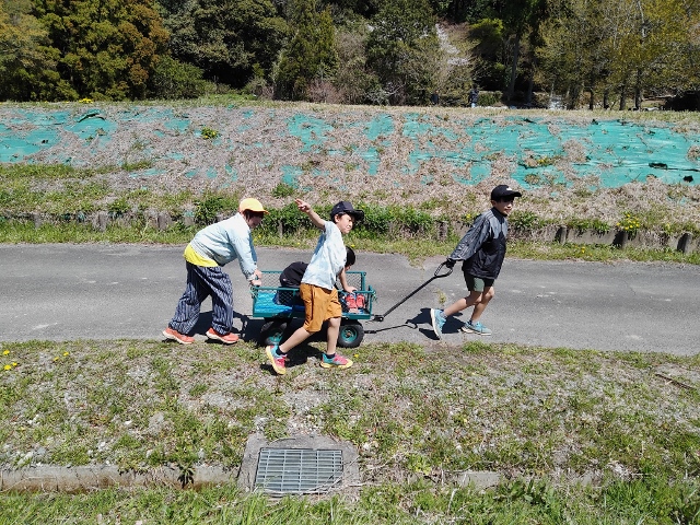 三ツ口池ひろば、リアカーで遊ぶ