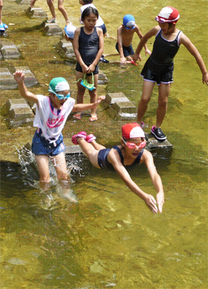 愛知県民の森での川遊び